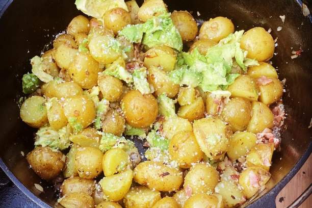 Warmer Kartoffelsalat aus dem Dutch Oven