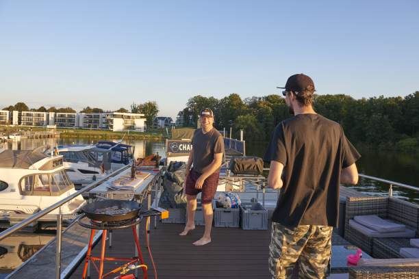 Essen vorbereiten im Hafen von Waren/Müritz