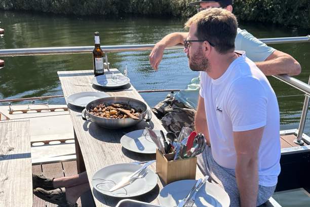 Mittagessen an Bord auf der Dachterrasse