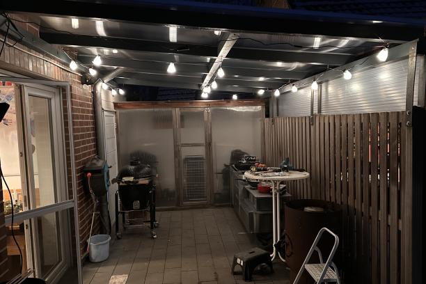 Die ersten Schränke und die Beleuchtung sind da