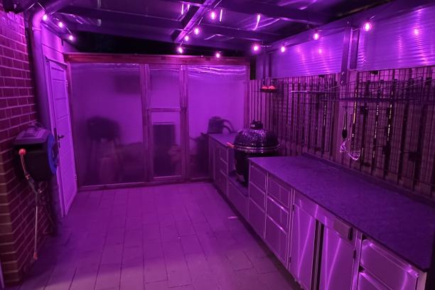 Die fertige Outdoorküche mit farbiger Beleuchtung