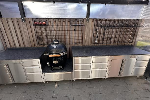 Outdoorküche mit Überdachung