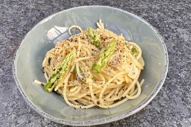 Spaghetti mit grünem Spargel, Parmesan und Pfeffer