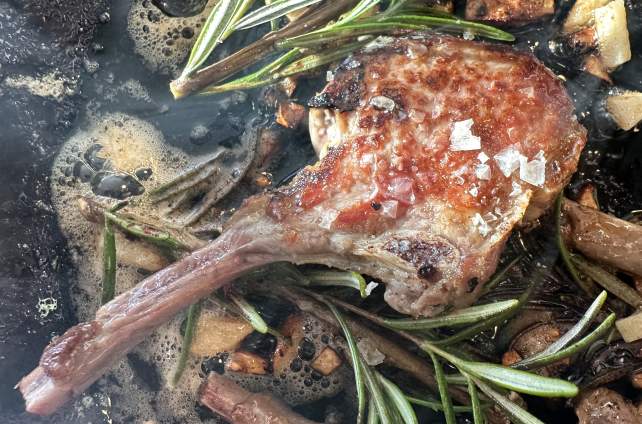 Lammkotelett in Rosmarin und Knoblauch