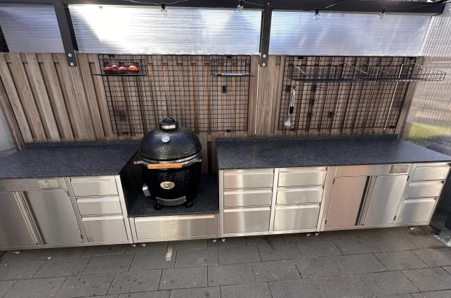 Outdoorküche mit Überdachung