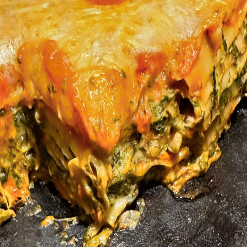 (Werbung) Spinat-Tomatensauce-Lasagne mit ordentlich Käse 🧀 überbacken in der @petromax.original gusseisernen Kastenform … perfektes Abendessen für die ganze Familie … da ist keiner hungrig