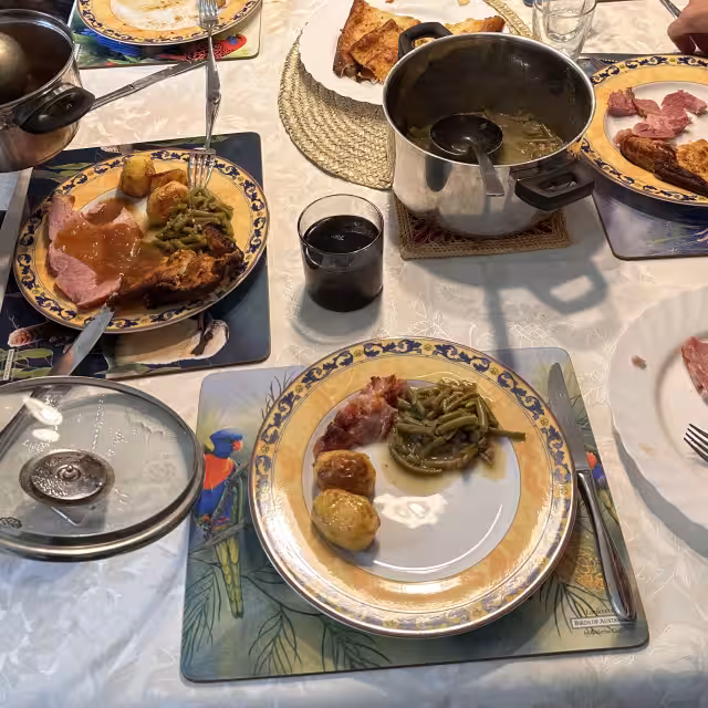 Sonntagsessen, der gedeckte Tisch