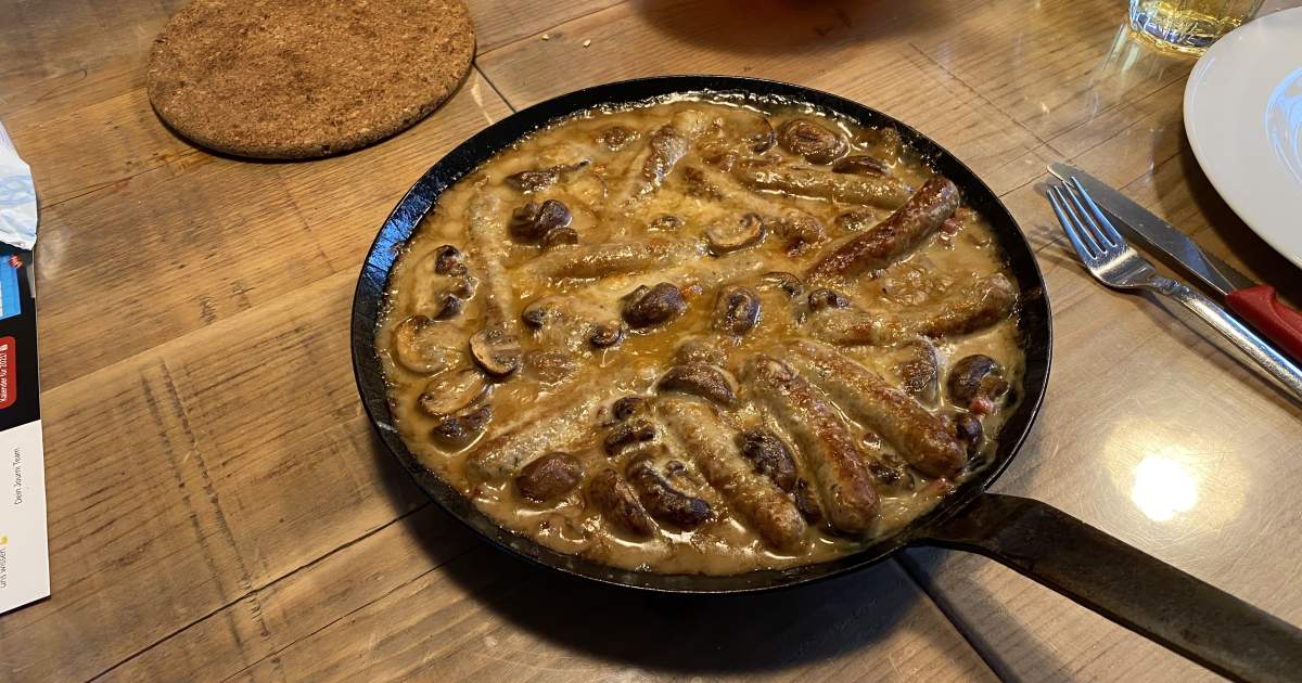 Würstchen-Pilz-Zwiebel-Speck Pfanne in Parmesansauce | Sense&amp;#39;s BBQ